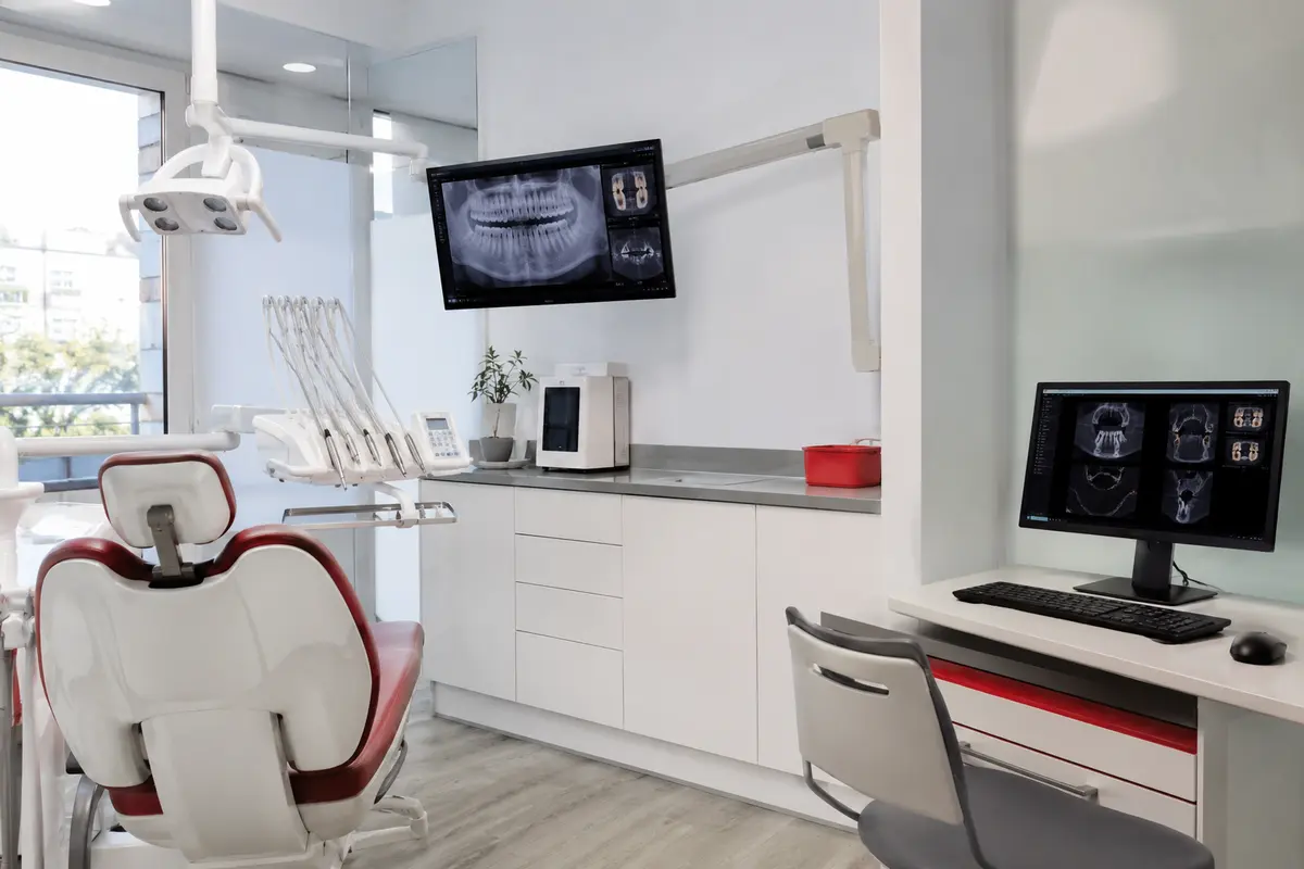Tecnología informática y equipos en una clínica dental